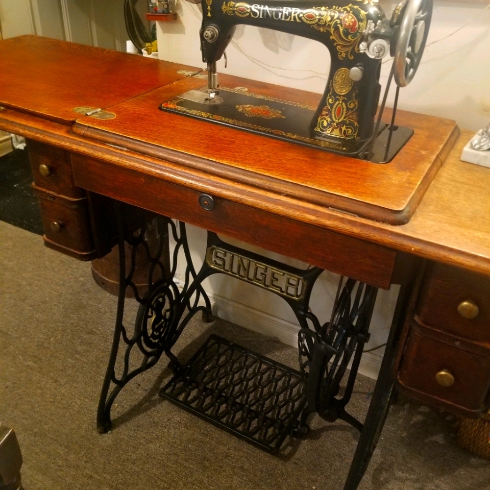 Singer sewing machine - Picture 4 of 5